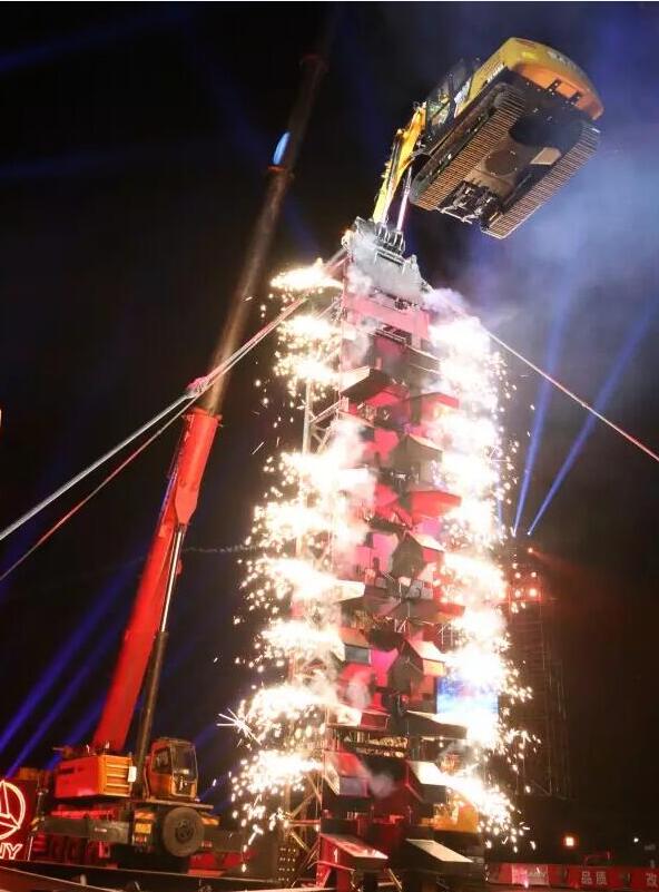  SANY Pelle grimpe sur la tour de fer de 18m