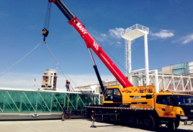 Camión grúa de STC750 en la obra del aeropuerto internacional de Mendoza