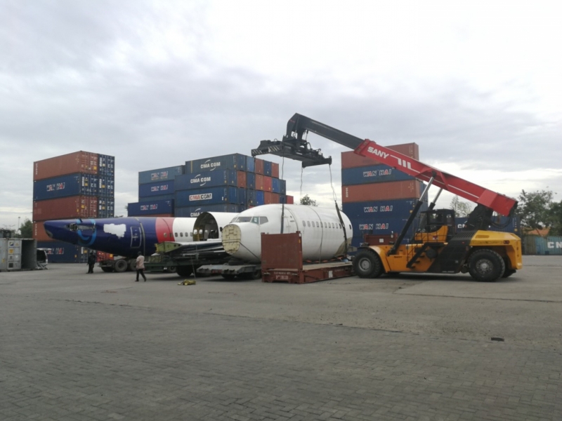 SANY Reach Stacker Handles Boeing 737 in Indonesia Successfully
