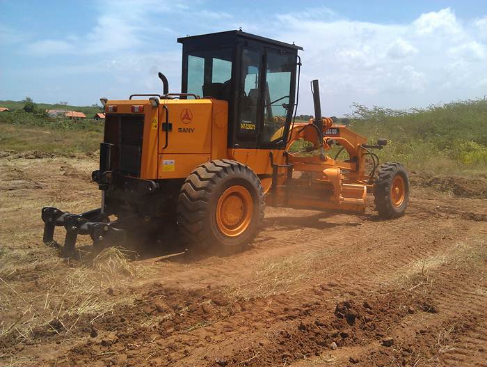 آلات بناء الطرق ساني شاركت في بناء الطرق الريفية في سري لانكا.jpg